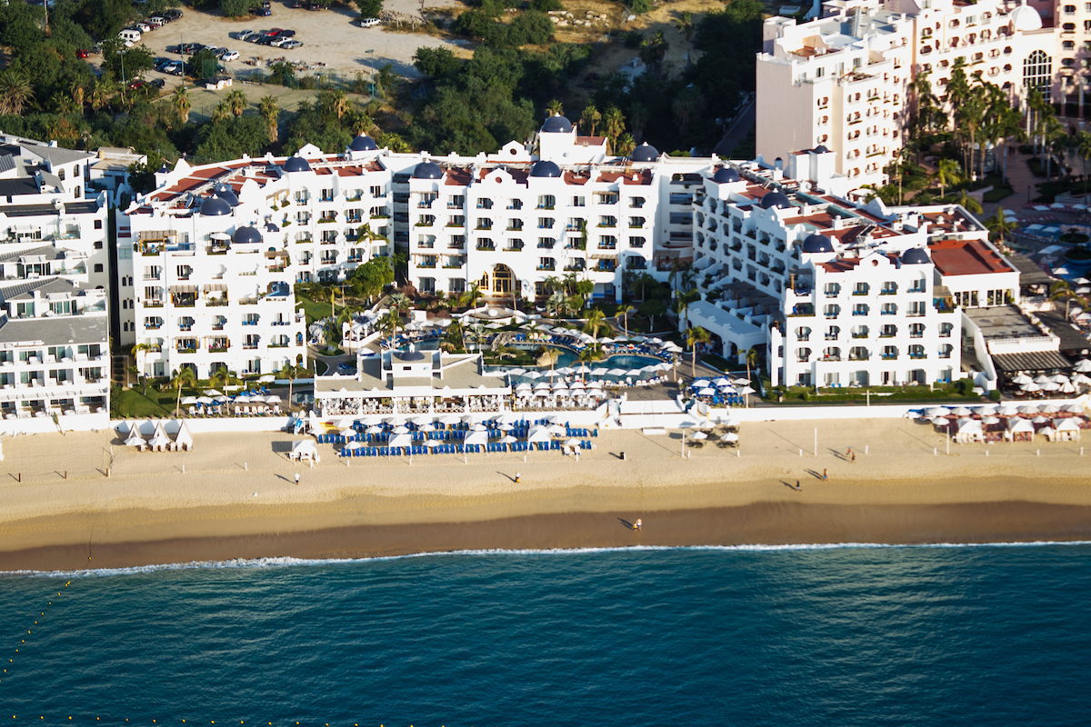 Vista aérea del resort frente al mar