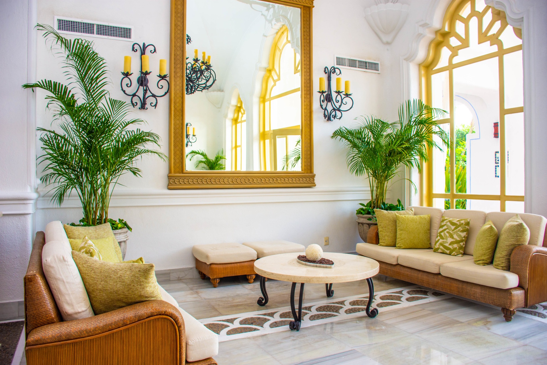 Lobby colonial con detalles dorados