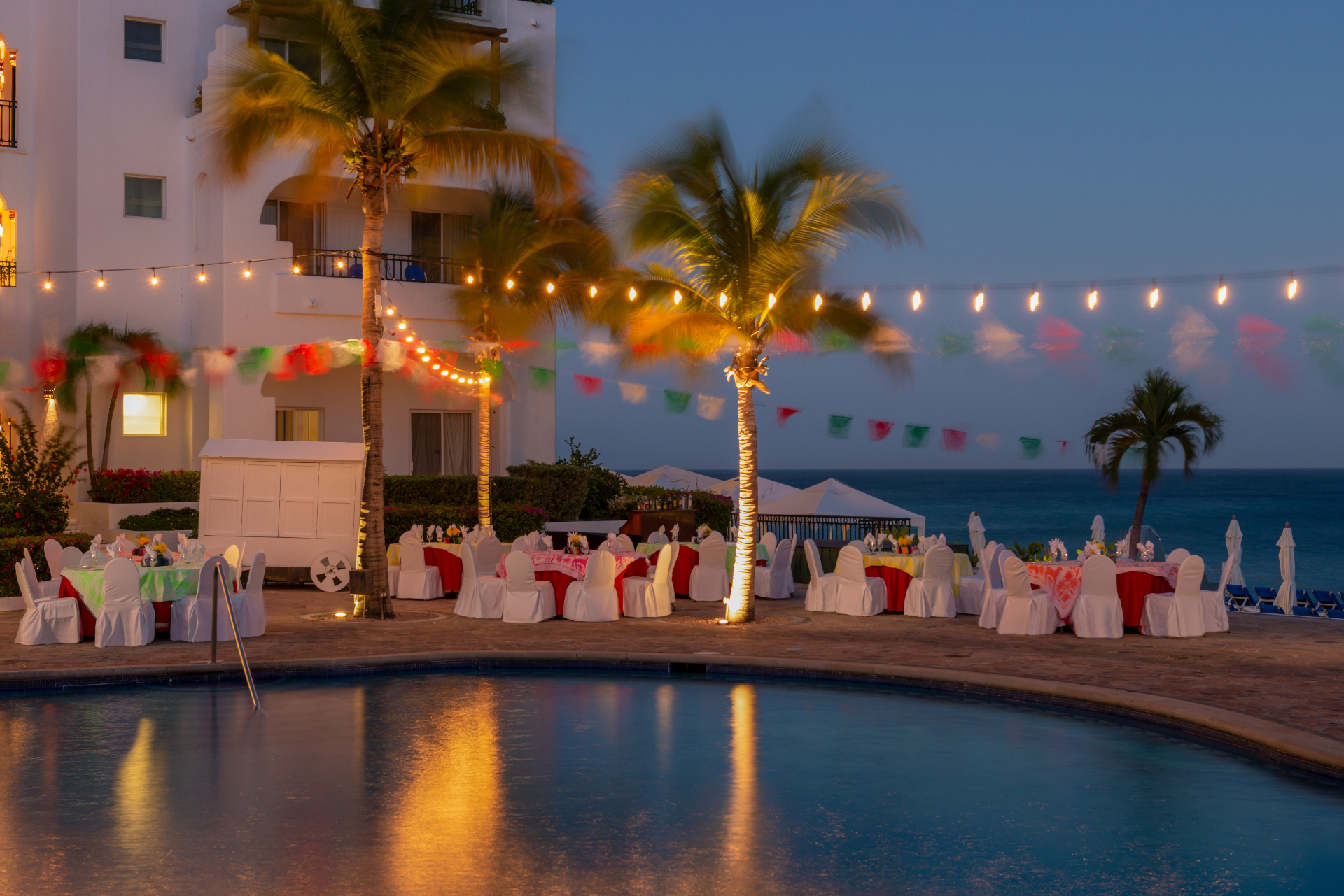 Noche mexicana junto a la alberca