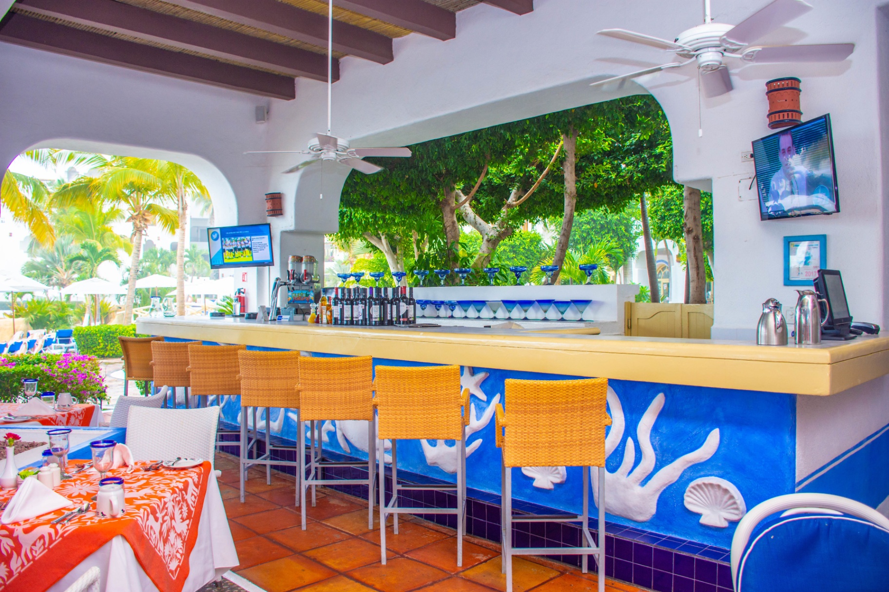 Bar Palomas junto a la alberca